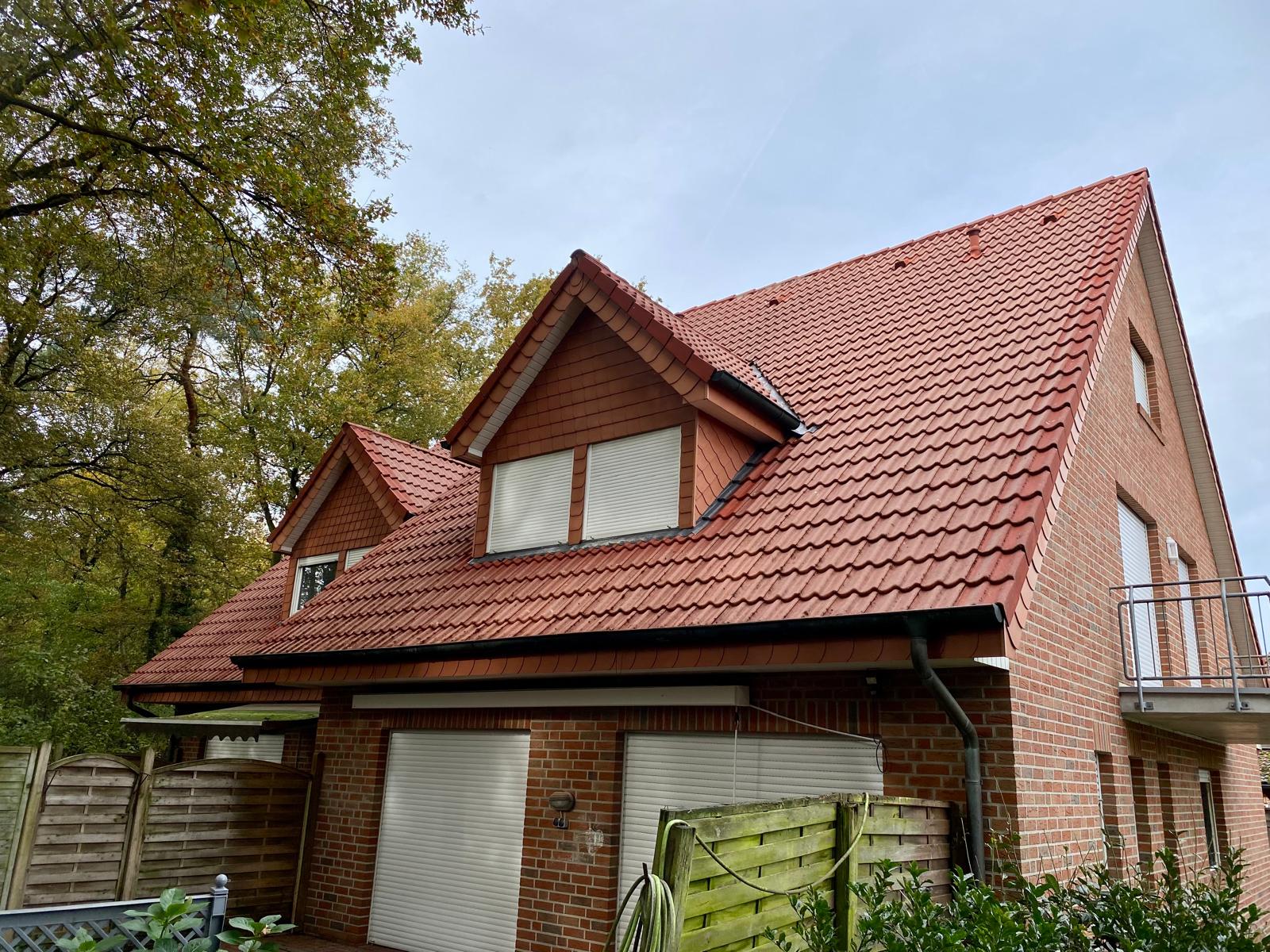 Dach in Veldhausen nach der Reinigung &ndash; wie neu.