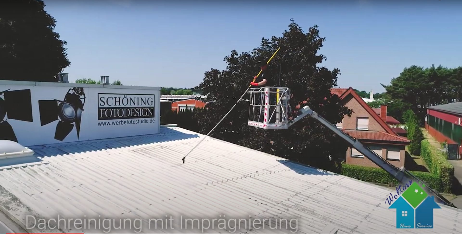 Professionelle Dachreinigung in Veldhausen mit Teleskoplanze.